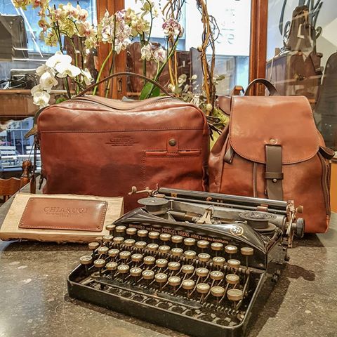 sac portefeuille et machine à écrire